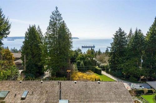 3895 Southridge Avenue, West Vancouver, BC 