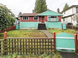 1835 WESTVIEW DRIVE  North Vancouver, BC V7M 3A7