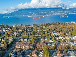 4473 W 5TH AVENUE  Vancouver, BC V6R 1S4