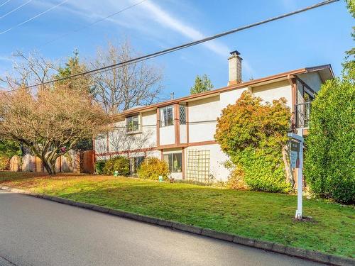 3003 Sunnyhurst Road, North Vancouver, BC 