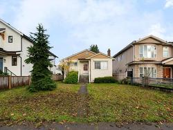 2577 E 16TH AVENUE  Vancouver, BC V5M 2L5