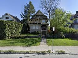 236 W 12TH AVENUE  Vancouver, BC V5Y 1T8