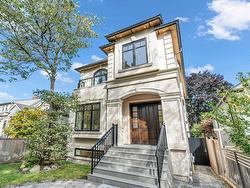 4627 W 15TH AVENUE  Vancouver, BC V6R 3B5