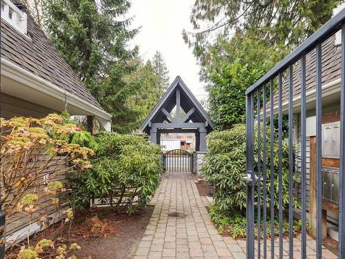 12 1027 Lynn Valley Road, North Vancouver, BC 