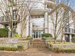 455 BEACH CRESCENT  Vancouver, BC V6Z 3E5