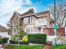 517 ST. ANDREWS AVENUE  North Vancouver, BC V7L 4W2