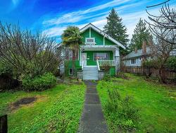 3045 5TH AVENUE  Vancouver, BC V6K 1T8