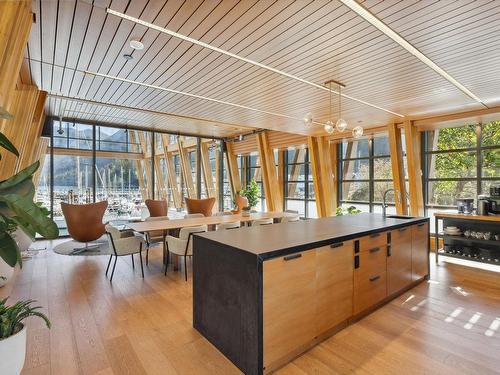 203-6693 Nelson Avenue, West Vancouver, BC 