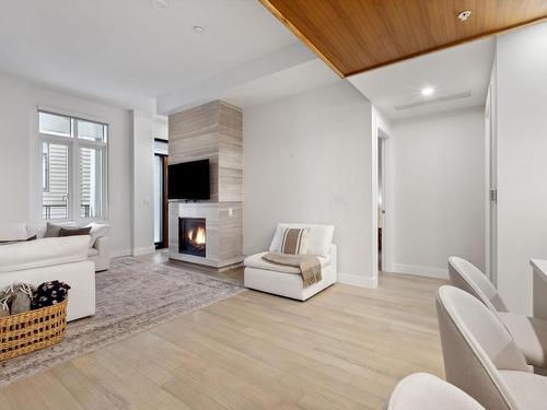 203-6693 Nelson Avenue, West Vancouver, BC 