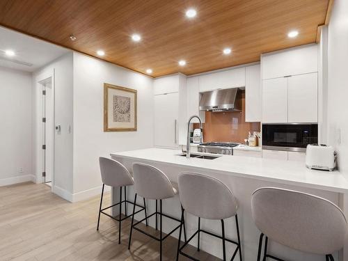 203-6693 Nelson Avenue, West Vancouver, BC 