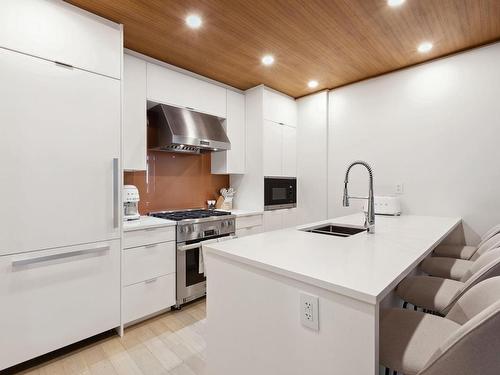 203-6693 Nelson Avenue, West Vancouver, BC 