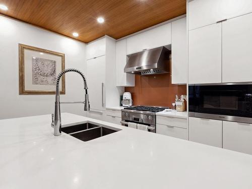 203-6693 Nelson Avenue, West Vancouver, BC 