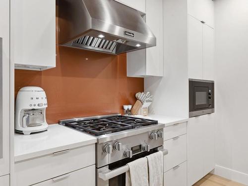 203-6693 Nelson Avenue, West Vancouver, BC 