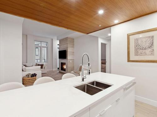 203-6693 Nelson Avenue, West Vancouver, BC 