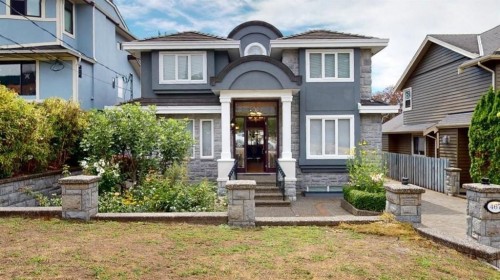 467 Kings Road W North Vancouver, BC V7N 2M2