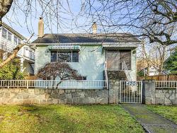 420 LYON PLACE  North Vancouver, BC V7L 1Y5