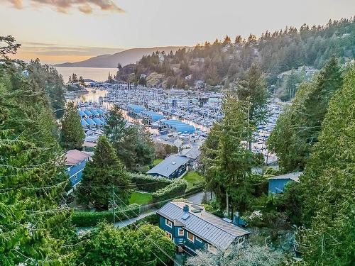 5747 Telegraph Trail, West Vancouver, BC 