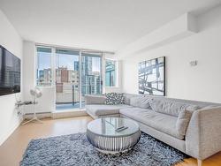 702 1325 ROLSTON STREET  Vancouver, BC V6B 0M2