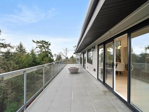 6230 Summit Avenue, West Vancouver, BC 