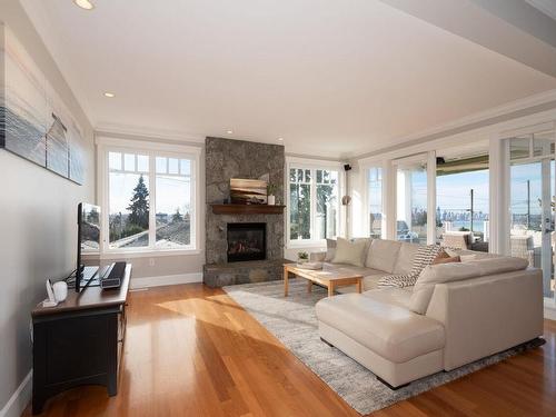 427 7Th Street E, North Vancouver, BC 