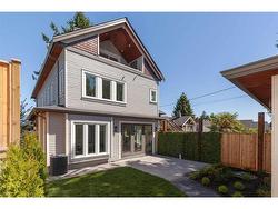 828 13th Avenue E Vancouver, BC V5T 2L5