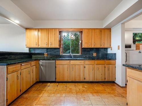 3898 Southridge Avenue, West Vancouver, BC 