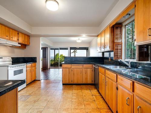 3898 Southridge Avenue, West Vancouver, BC 