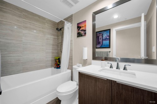 Th16-8677 Capstan Way, Richmond, BC 