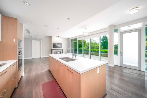 102-908 Keith Road, West Vancouver, BC 