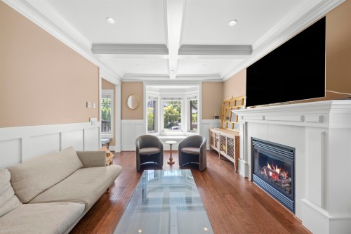 2575 7Th Avenue W, Vancouver, BC 