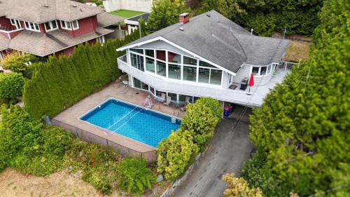 1725 Rosebery Avenue  West Vancouver, BC V7V 2Z5