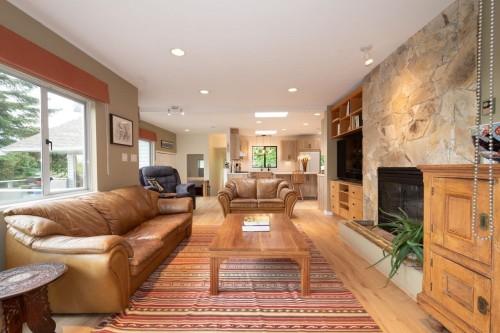 530 Queens Road E, North Vancouver, BC 