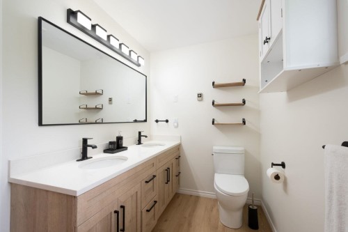 530 Queens Road E, North Vancouver, BC 