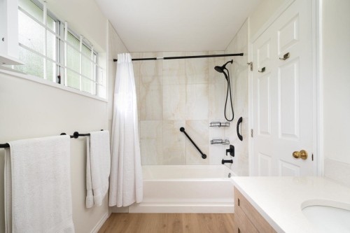 530 Queens Road E, North Vancouver, BC 