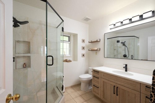 530 Queens Road E, North Vancouver, BC 