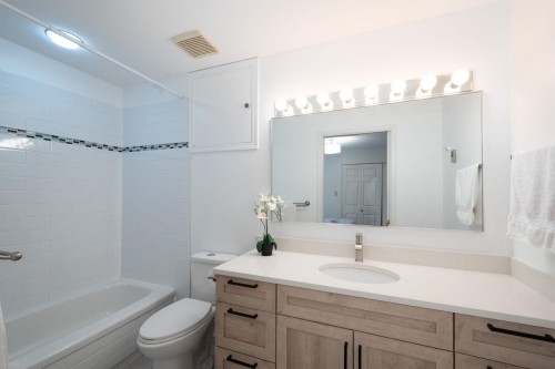 530 Queens Road E, North Vancouver, BC 