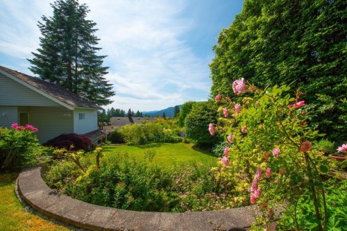 530 Queens Road E, North Vancouver, BC 