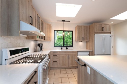 530 Queens Road E, North Vancouver, BC 