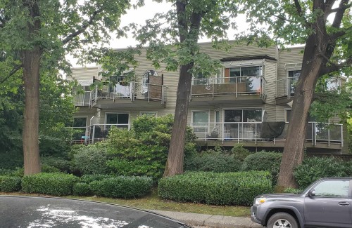 302-827 16 Street W North Vancouver, BC V7P 1R2