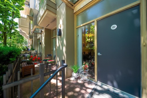 983 Richards Street, Vancouver, BC 