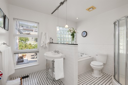 2433 Mathers Avenue, West Vancouver, BC 