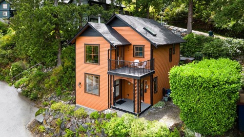 571 Roocroft Lane  Bowen Island, BC V0N 1G2