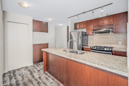 901-8288 Lansdowne Road, Richmond, BC 