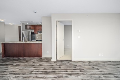 901-8288 Lansdowne Road, Richmond, BC 