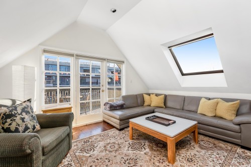 2814 3Rd Avenue W, Vancouver, BC 