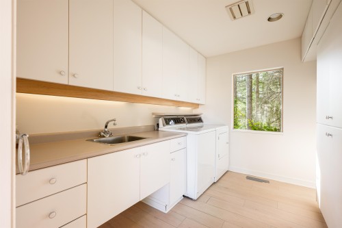 4060 Almondel Road, West Vancouver, BC 