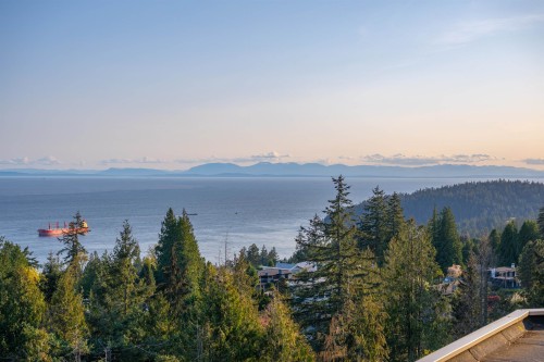 4060 Almondel Road, West Vancouver, BC 