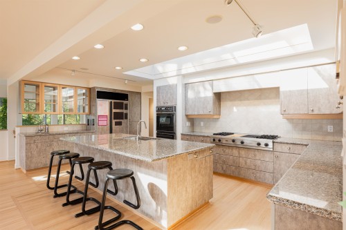 4060 Almondel Road, West Vancouver, BC 