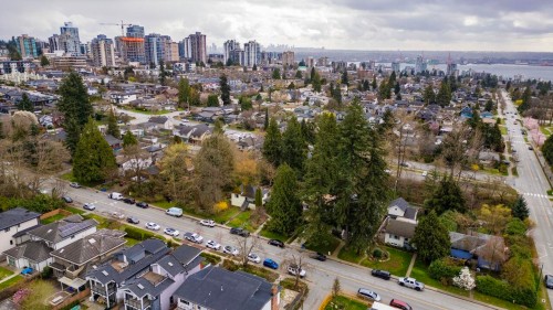 341 19Th Street W, North Vancouver, BC 