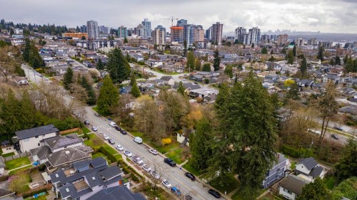 341 19Th Street W, North Vancouver, BC 